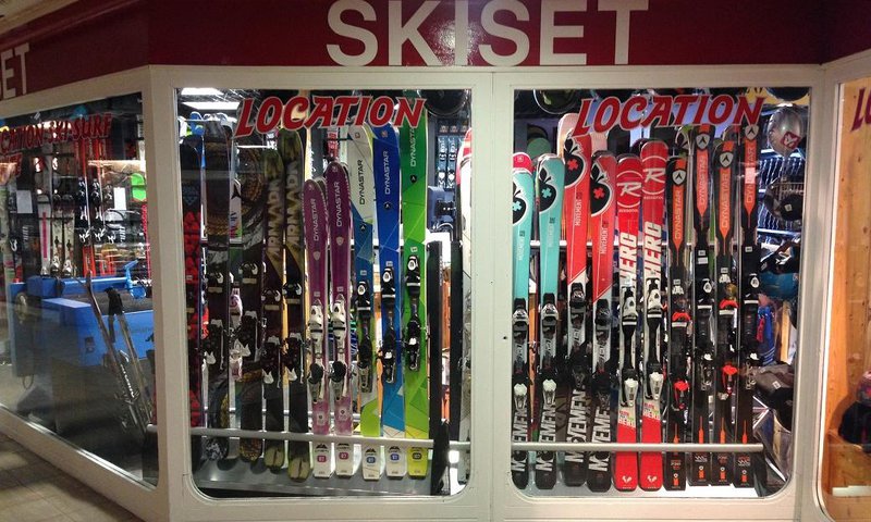 Jusqu'à 50% de remise sur votre matériel de ski SKISET+ 10% supplémentaires avec code promo