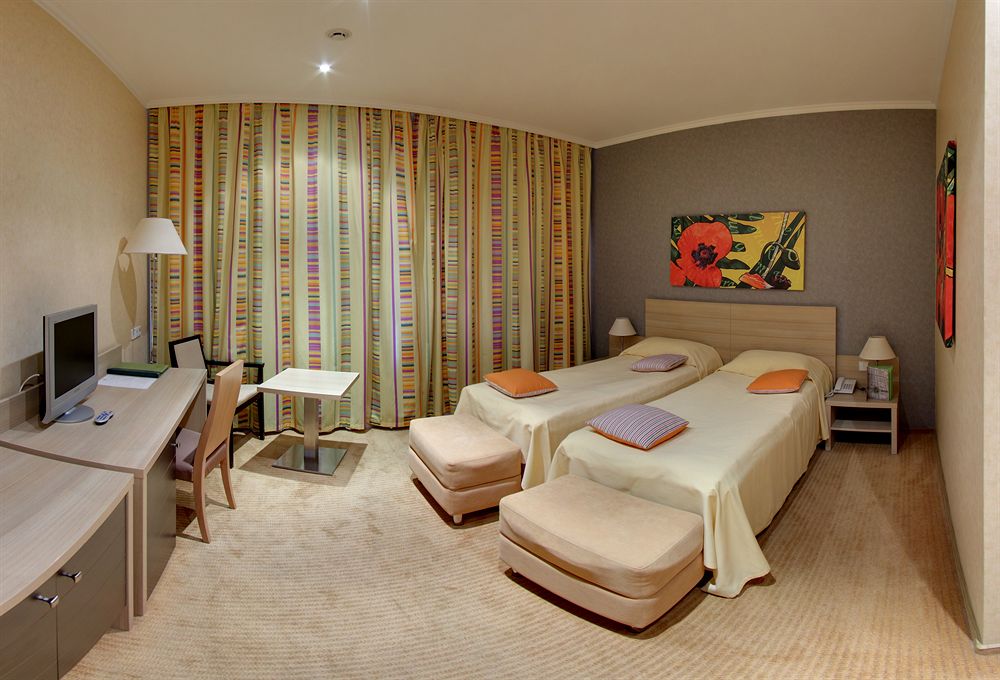 Bienvenue à Saint-Pétersbourg !  Добро пожаловать в Санкт-Петербург !